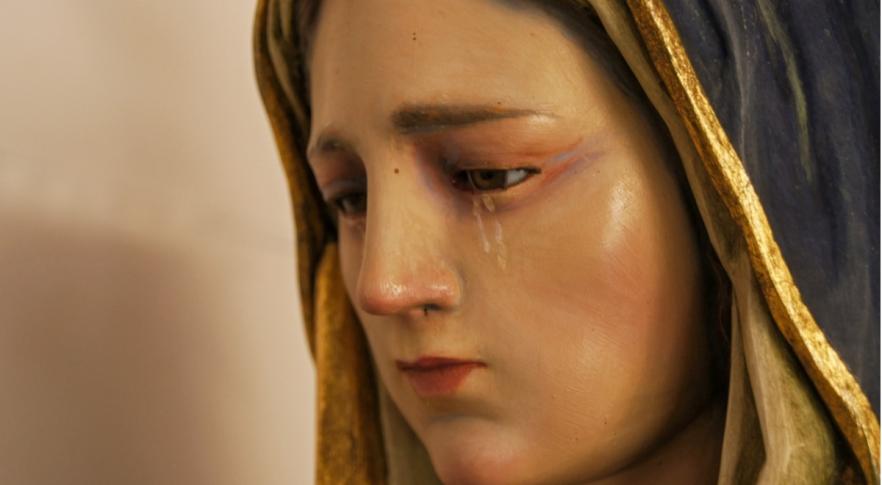 Estátua da Virgem Maria chorando