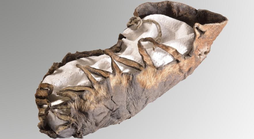 Sapato infantil de 2.200 anos