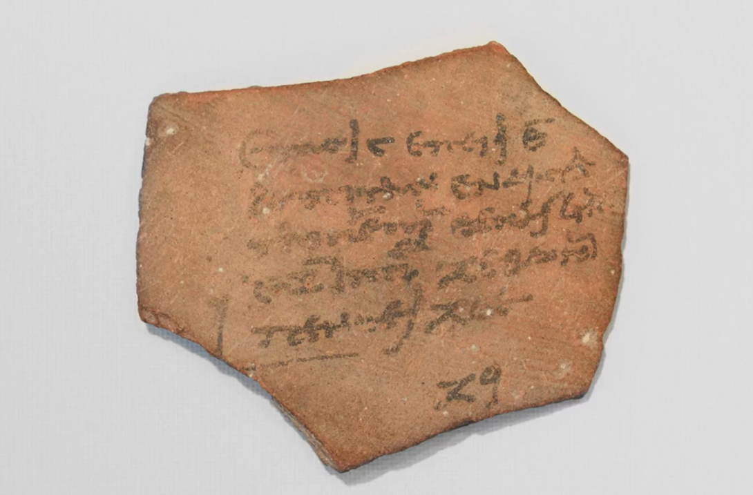 Peça de cerâmica de 2 mil anos revela pagamento de impostos astronômicos no Egito Antigo-0