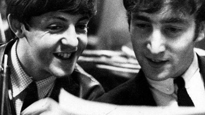 John Lennon conhece Paul McCartney-0