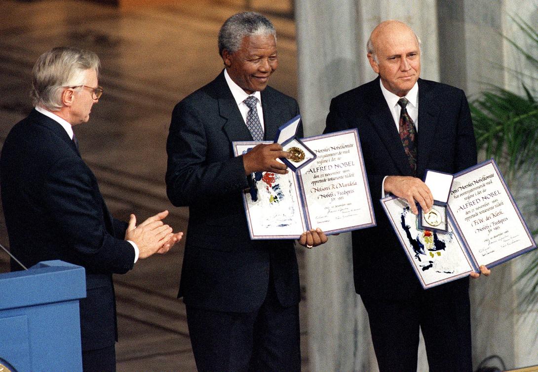 Nelson Mandela e F.W. de Klerk ganham o Prêmio Nobel da Paz-0