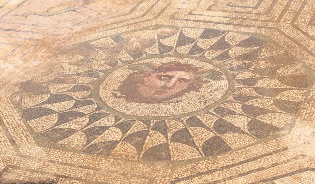 Magnífico mosaico romano que retrata a Medusa é encontrado na Espanha-0