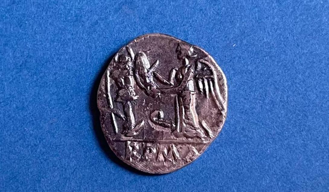 Arqueólogos encontram mais de 3 mil moedas romanas e joias milenares na Itália-0