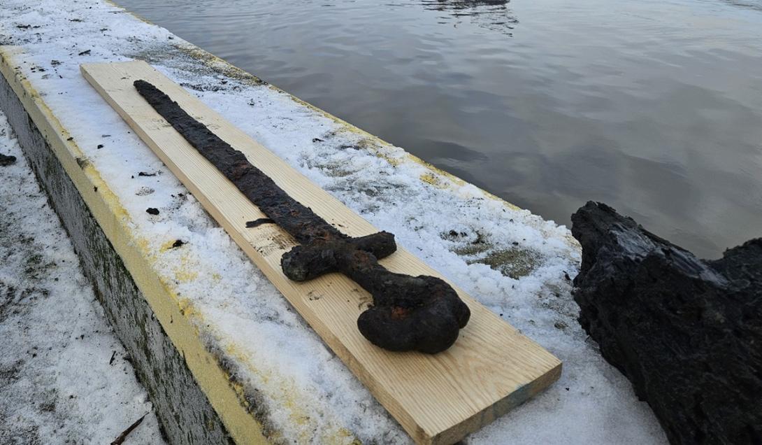 Possível espada viking é encontrada no leito de um rio na Polônia-0