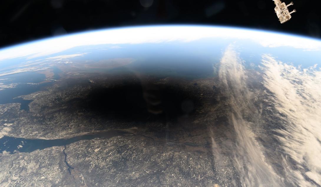 Incríveis imagens feitas do espaço mostram sombra do eclipse solar na Terra-0