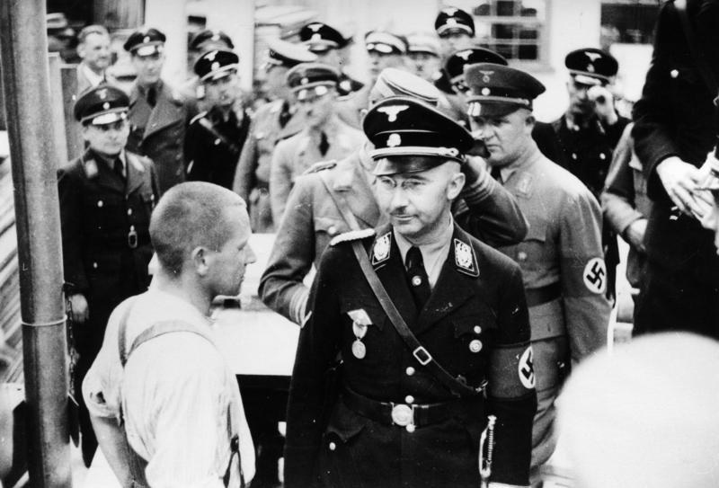 Heinrich Himmler visita o campo de concentração de Dachau