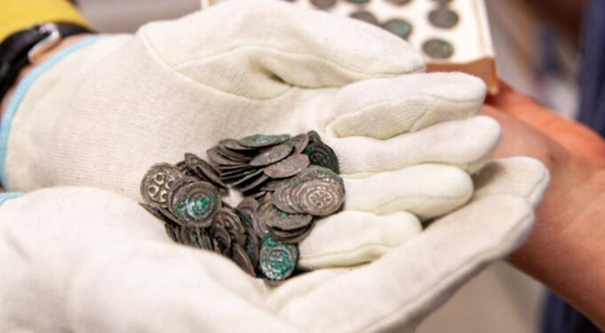 Moedas de prata encontradas no túmulo medieval