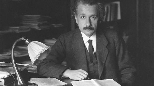 Nasce o gênio Albert Einstein-0