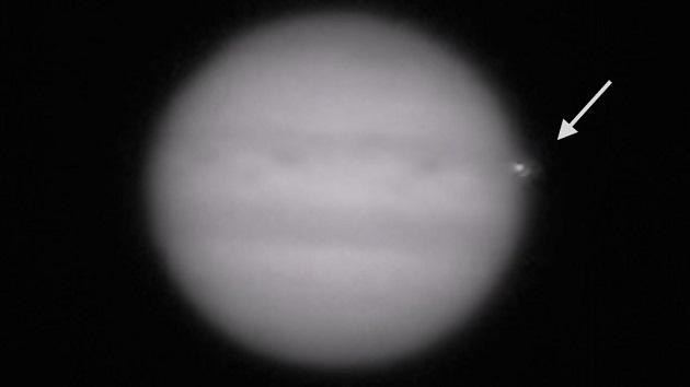 Astrônomos amadores flagram grande objeto acertando Júpiter-0