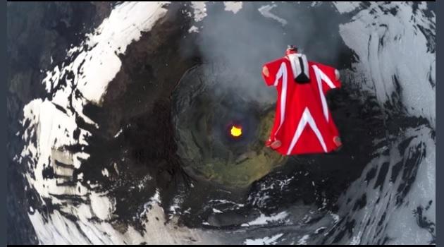 Vídeo: mulher voa de wingsuit sobre vulcão conhecido como a "casa do demônio"-0