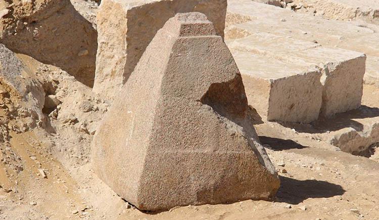 Encontrada no Egito uma pequena pirâmide de granito rosa-0
