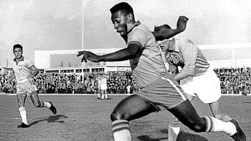 No Maracanã, Pelé marca o milésimo gol da carreira-0