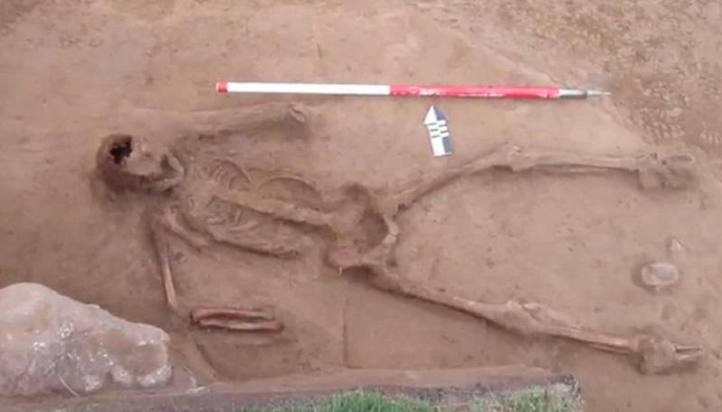 Misterioso esqueleto de “monge sem mãos” é encontrado em ilha na Inglaterra-0