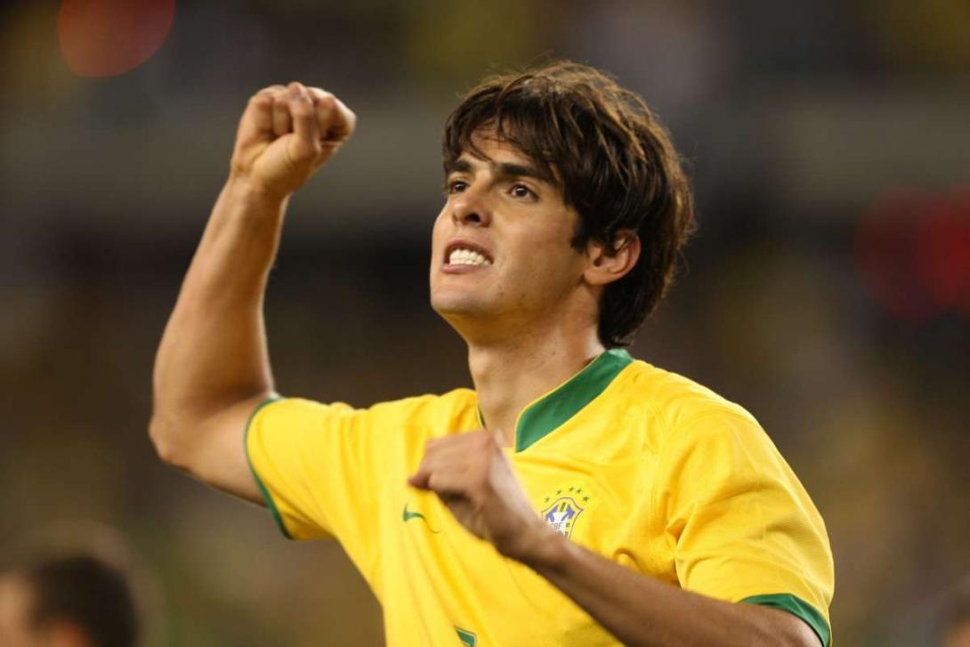 Nasce o jogador e ídolo do futebol Kaká-0
