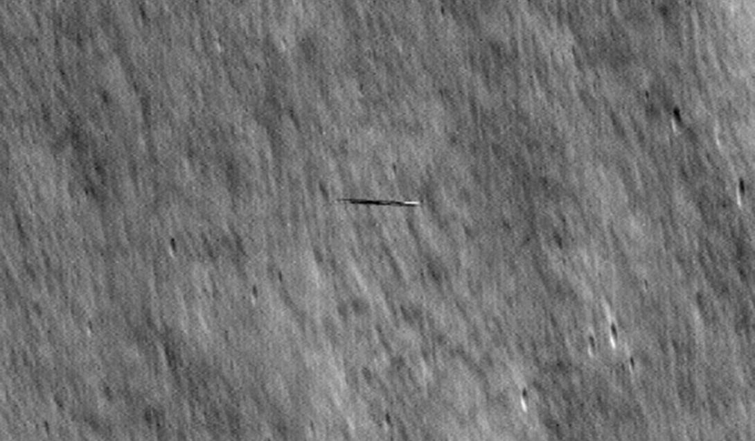 Sonda da NASA registra imagem de "prancha de surfe" orbitando a Lua-0